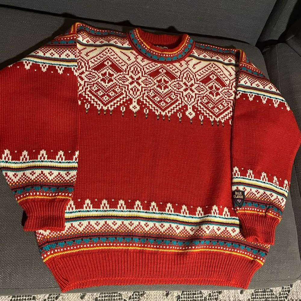 Dale of Norway Men’s L Sweater. 100% Wool. Pit to Pit 24”. 26” Tall.